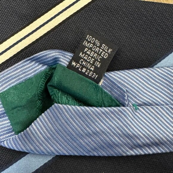 Tommy Hilfiger silk tie with white & light blue stripes on navy background - Picture 7 of 8